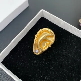 সোনালি সাদা স্কাল্পচারাল ইয়ার সিলুয়েট চকচকে ধাতুর ব্রোচ
