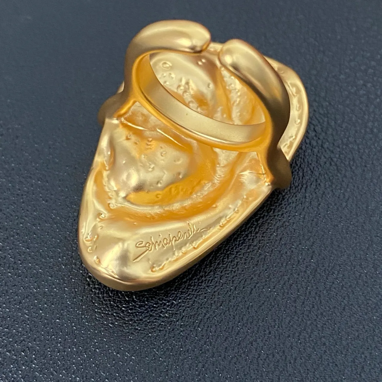 Broche silhouette d'oreille sculpturale en métal poli doré blanc 3