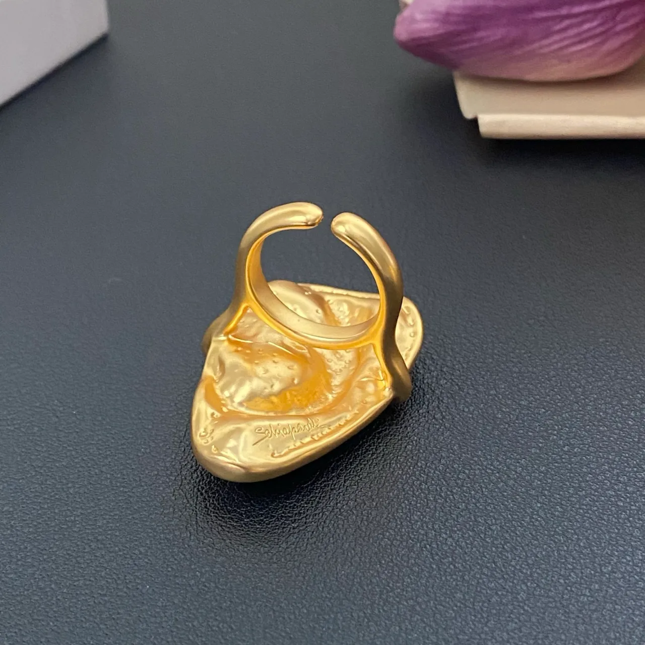 Broche silhouette d'oreille sculpturale en métal poli doré blanc 4