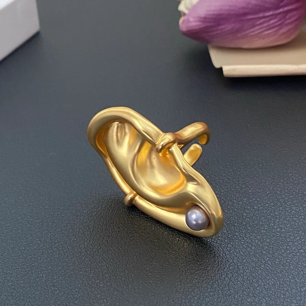 Broche silhouette d'oreille sculpturale en métal poli doré blanc 5