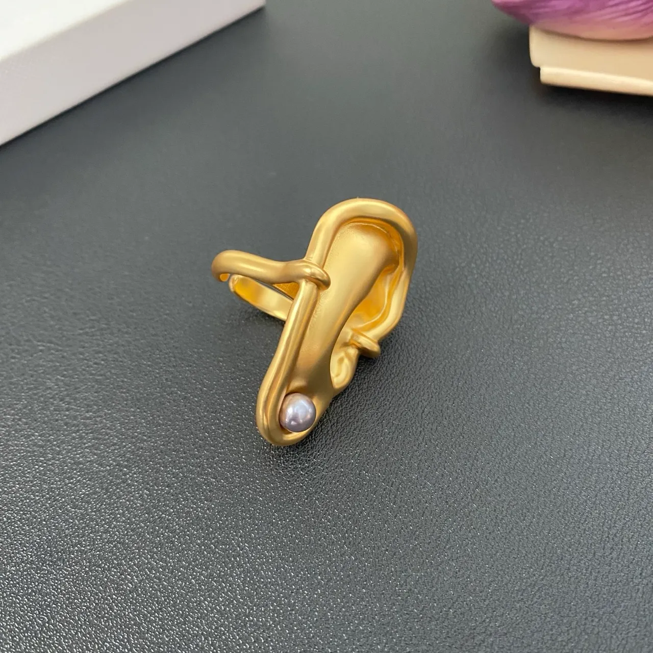 Broche silhouette d'oreille sculpturale en métal poli doré blanc 6