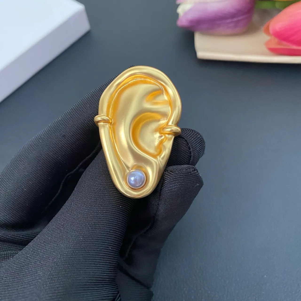 Broche silhouette d'oreille sculpturale en métal poli doré blanc 7