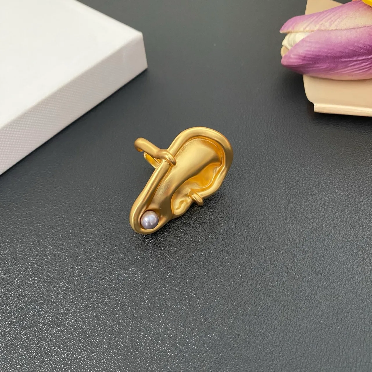 Broche silhouette d'oreille sculpturale en métal poli doré blanc 8