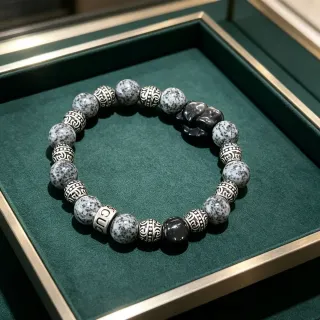 Pulsera gris y negro de perlas artesanal
