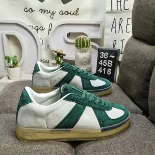 Tênis verdes e brancos de suede com painéis