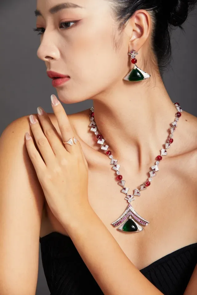 Green Red Geometric Pendant Pavé-Set Diamonds Necklace 5