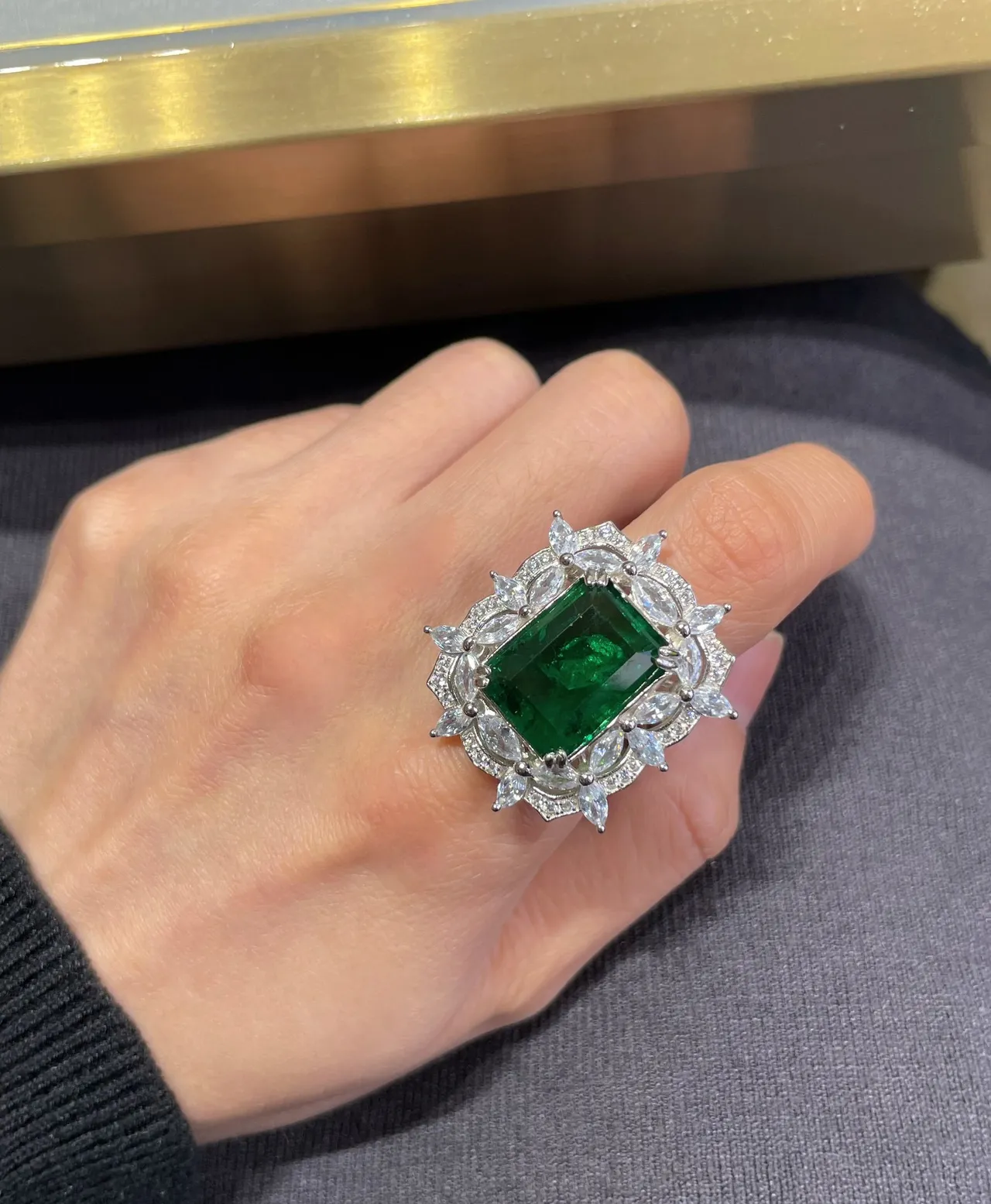 Anneau en argent vert avec pierre centrale en coupe émeraude, accents de halo en forme de marquise 9