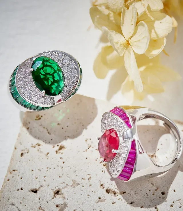 Green Silver Oval-Cut Central Emerald Pavé Diamond Halo Ring 3