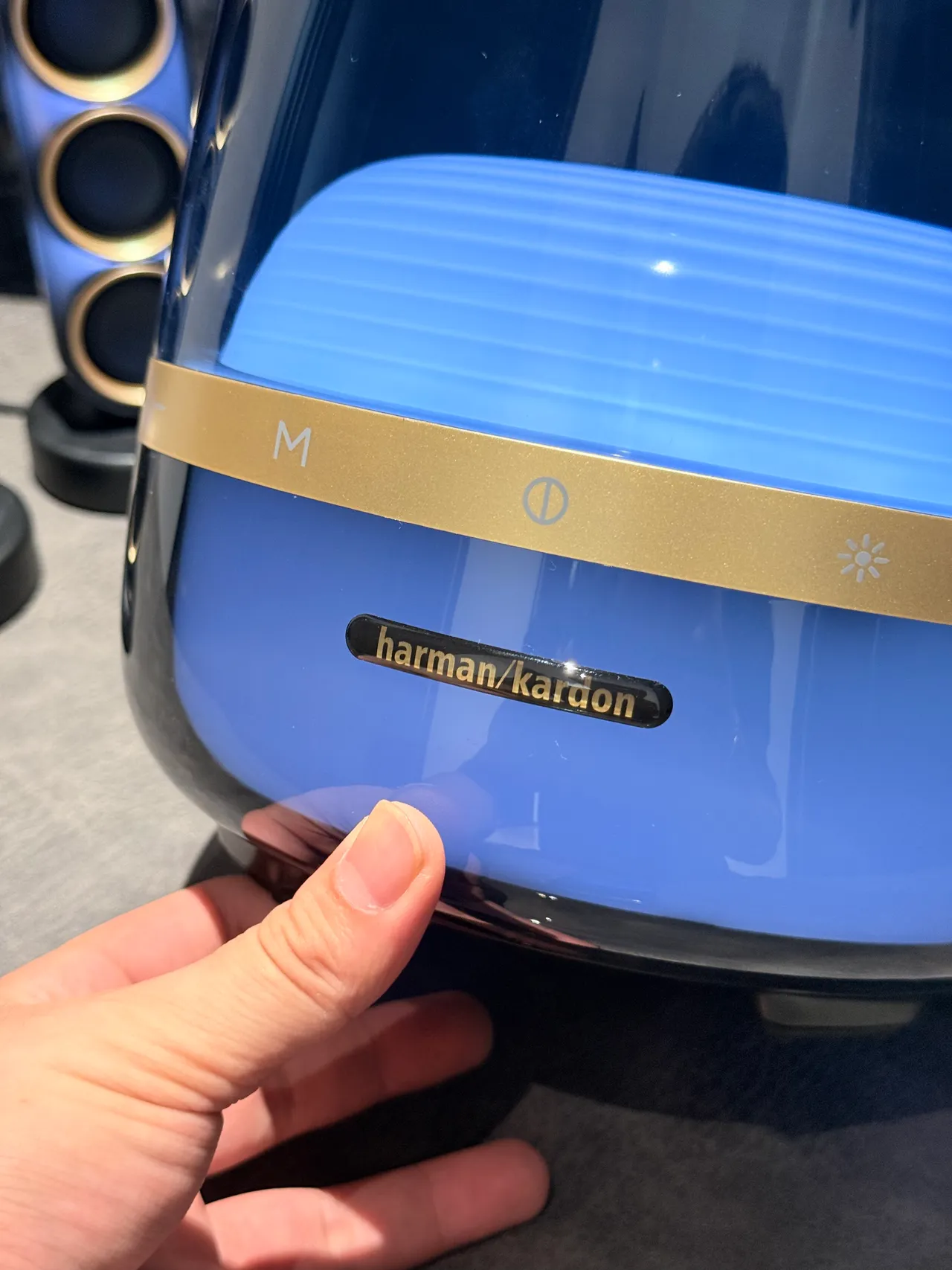 harman/kardon Blue Gold Transparent Dome Enclosure Illuminated Concentric-Ring Driver Portable Speaker 23