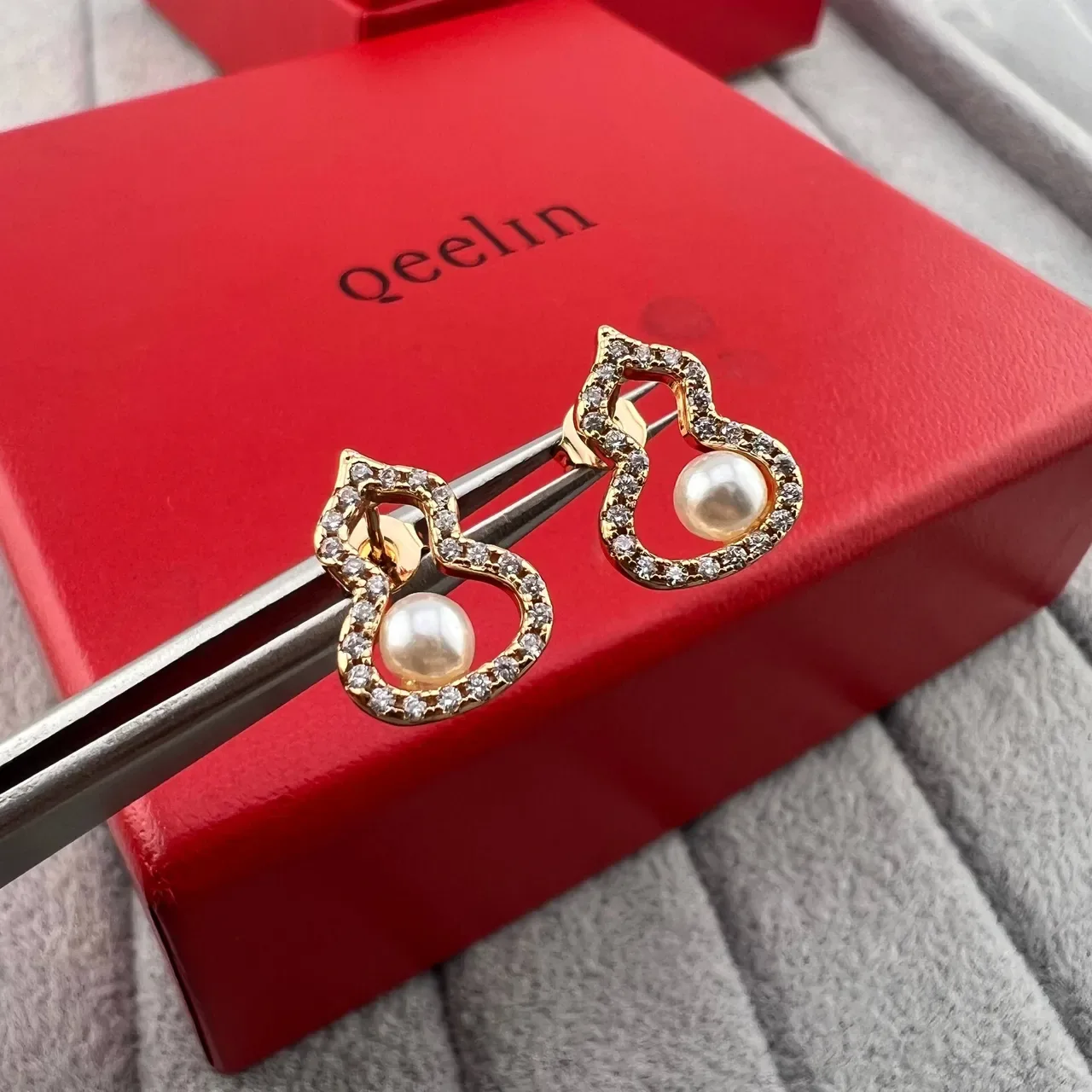 Heart-Shaped Pearl and Crystal Stud Earrings 2
