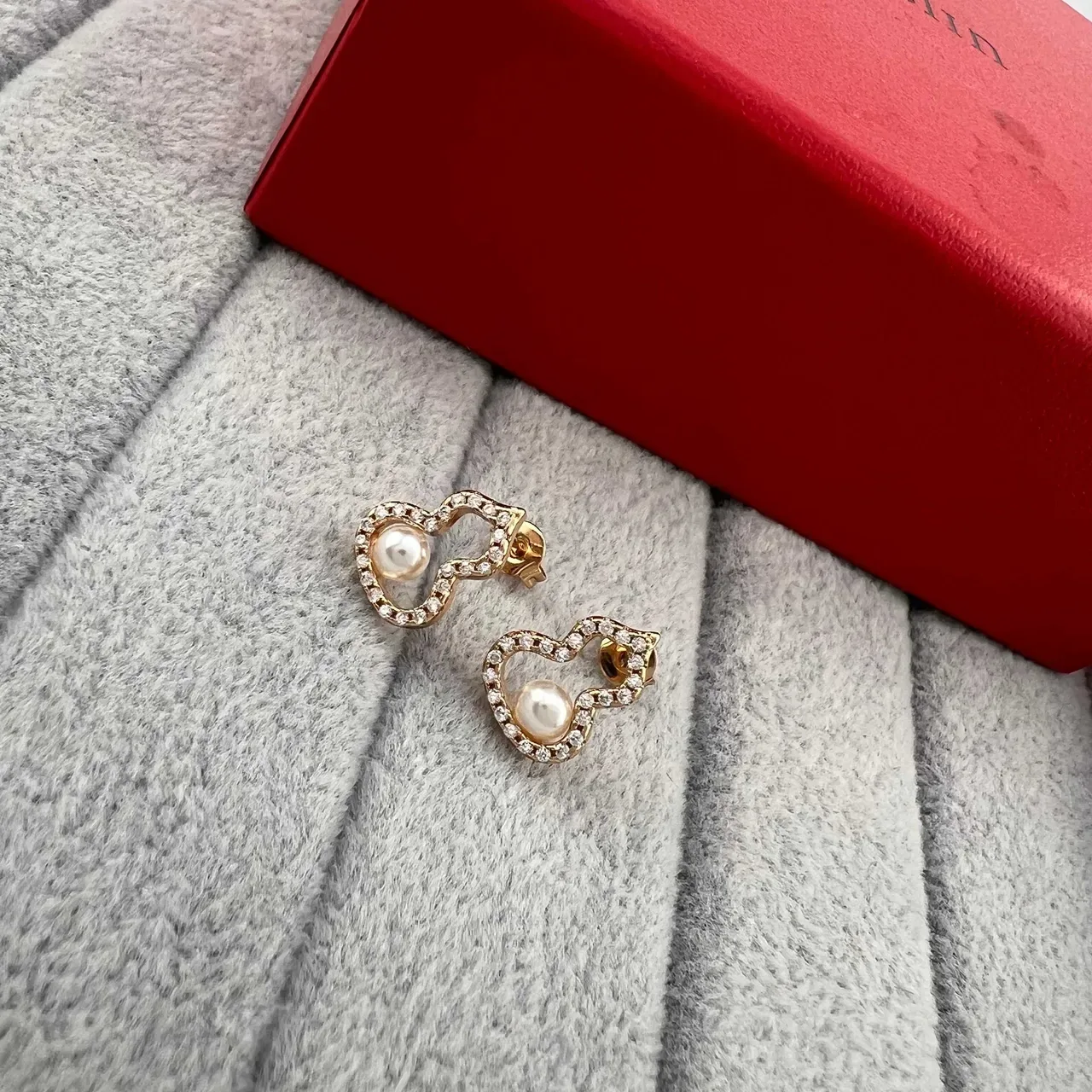 Heart-Shaped Pearl and Crystal Stud Earrings 4