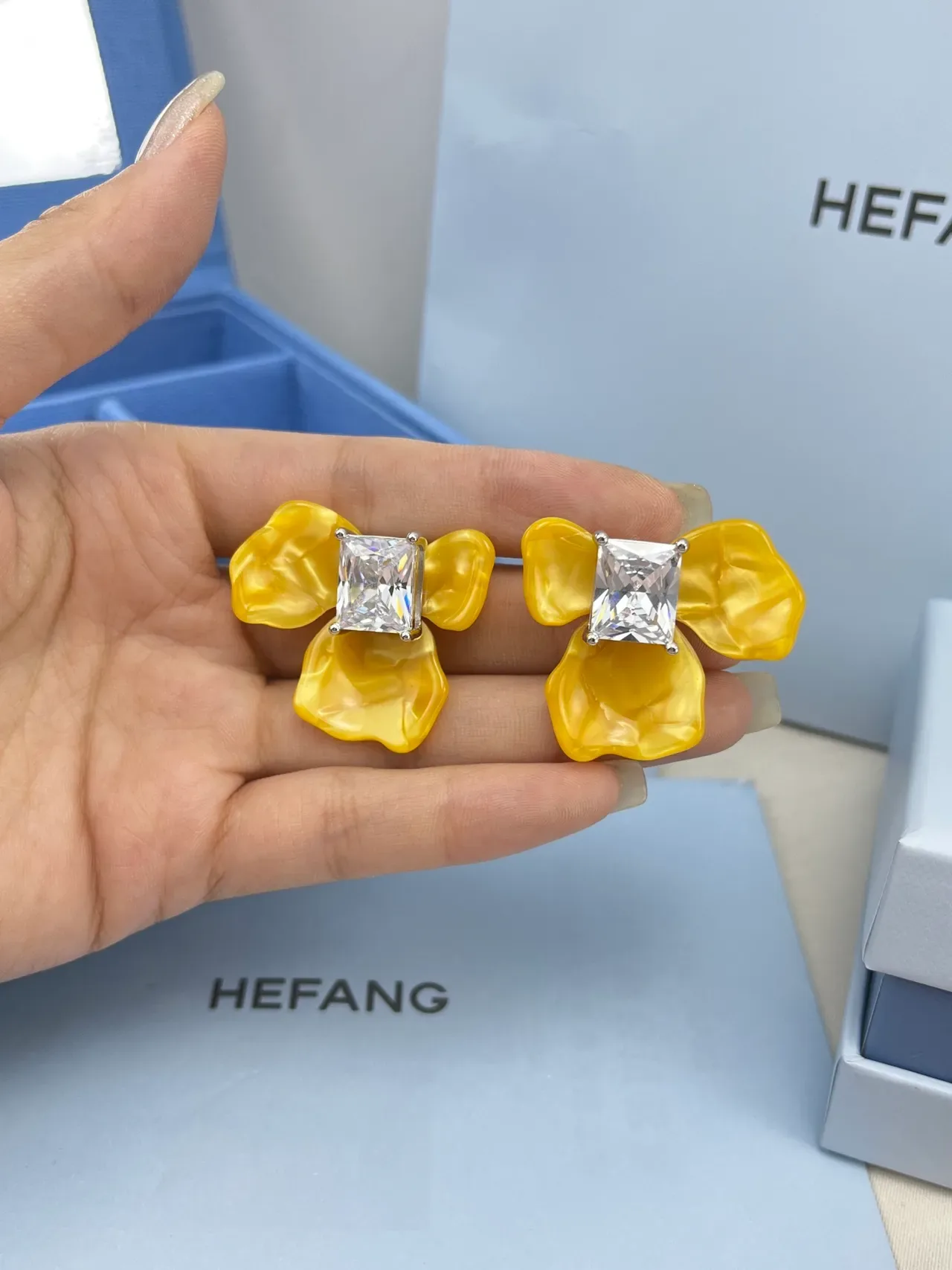 HEFANG Floral Resin and Square Crystal Stud Earrings 4