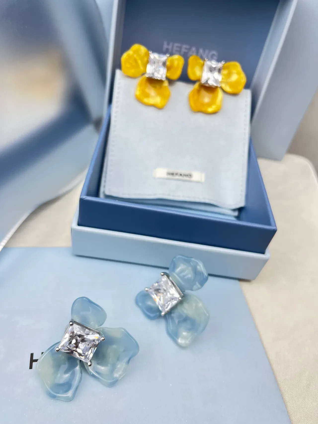 HEFANG Floral Resin and Square Crystal Stud Earrings 8