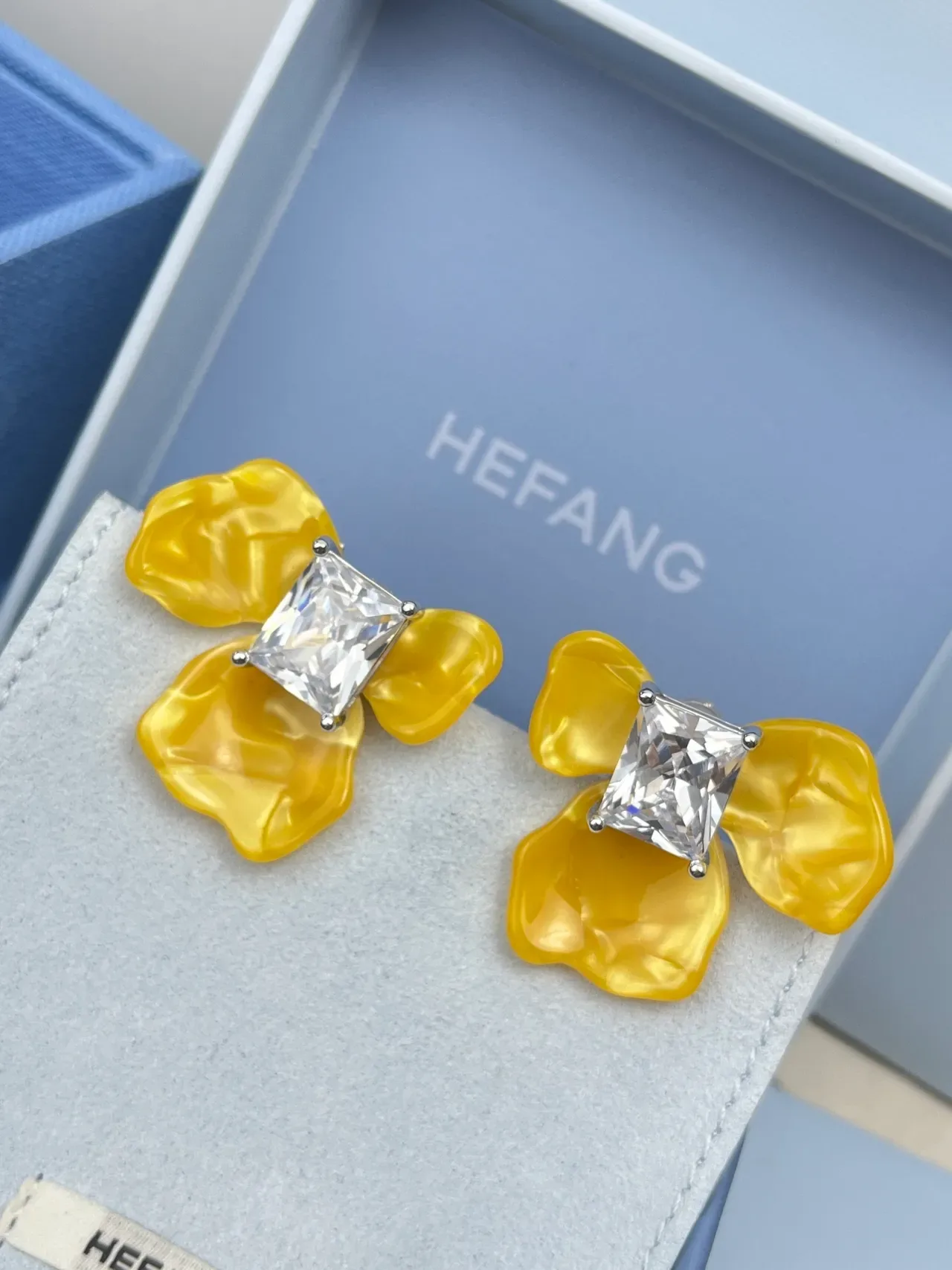 HEFANG Floral Resin and Square Crystal Stud Earrings 9