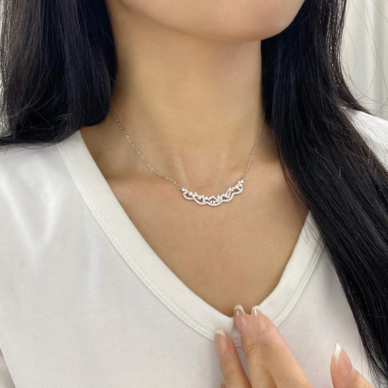 HEFANG Pearl and Crystal Wavy Silhouette Necklace 2