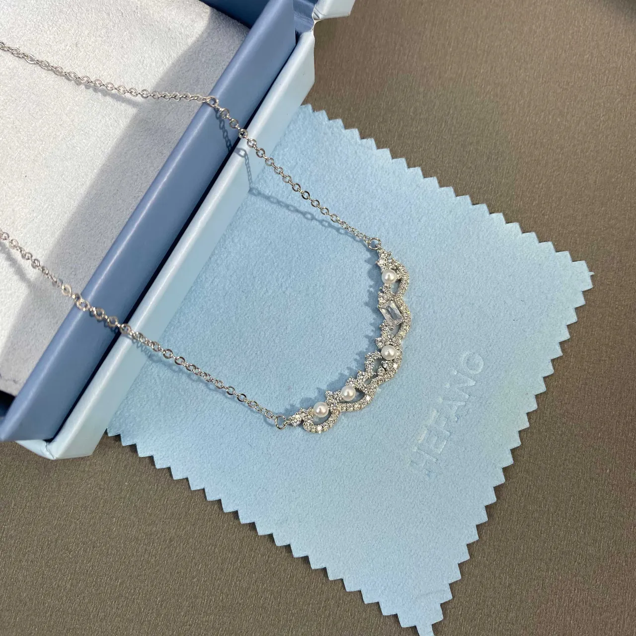 HEFANG Pearl and Crystal Wavy Silhouette Necklace 3