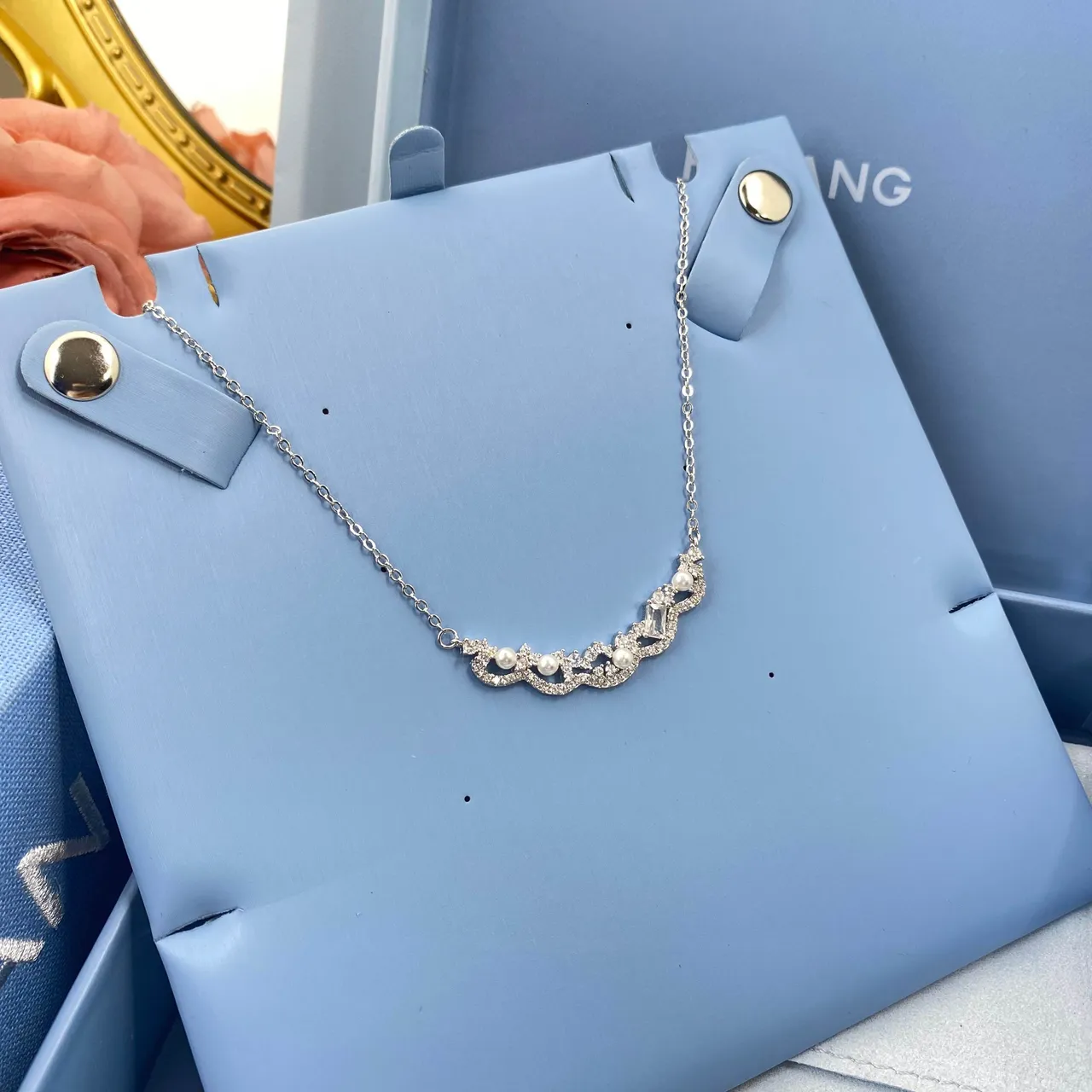 HEFANG Pearl and Crystal Wavy Silhouette Necklace 4
