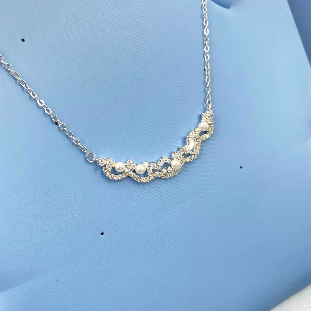 HEFANG Pearl and Crystal Wavy Silhouette Necklace 9