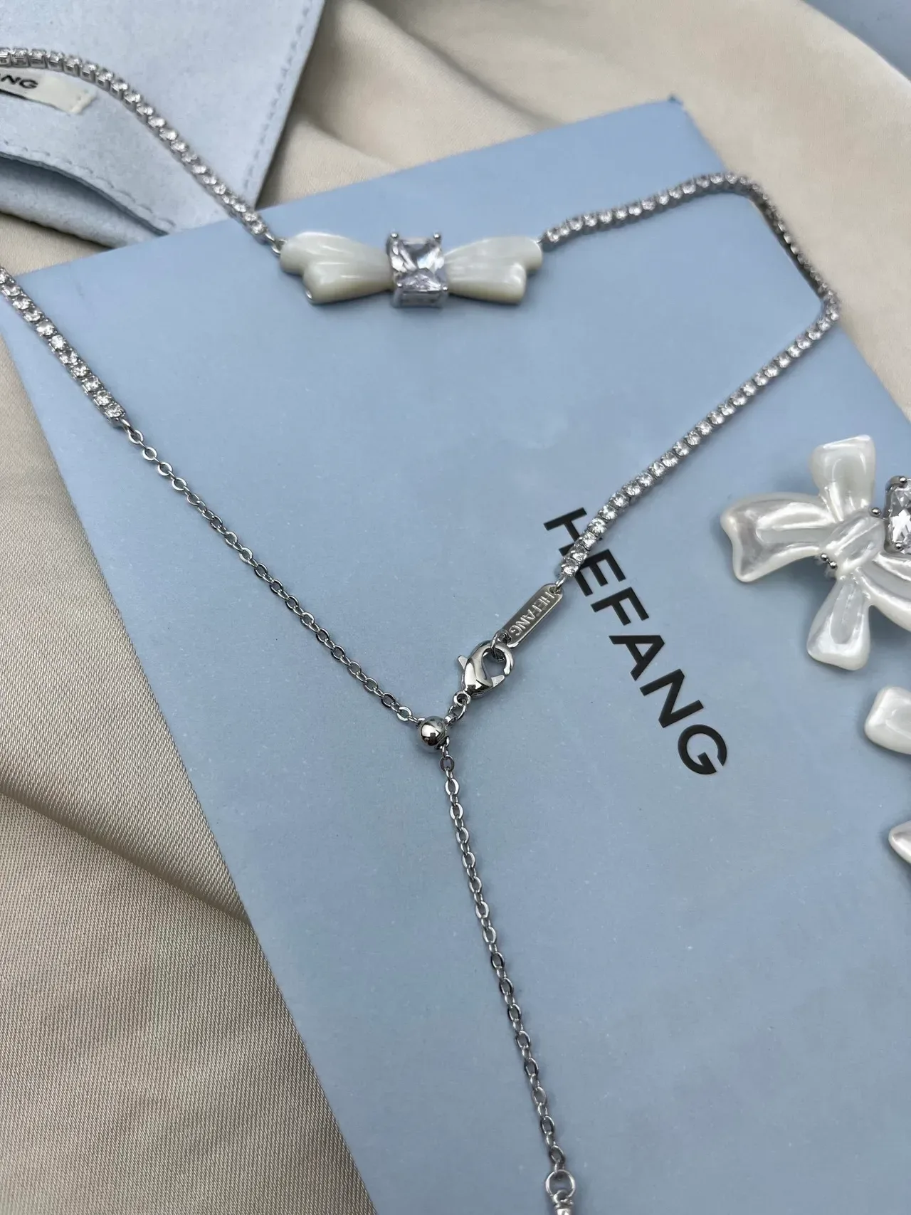 HEFANG Collier Chaîne Argent Blanc Cristaux Encrustés Nœud Nacre 3