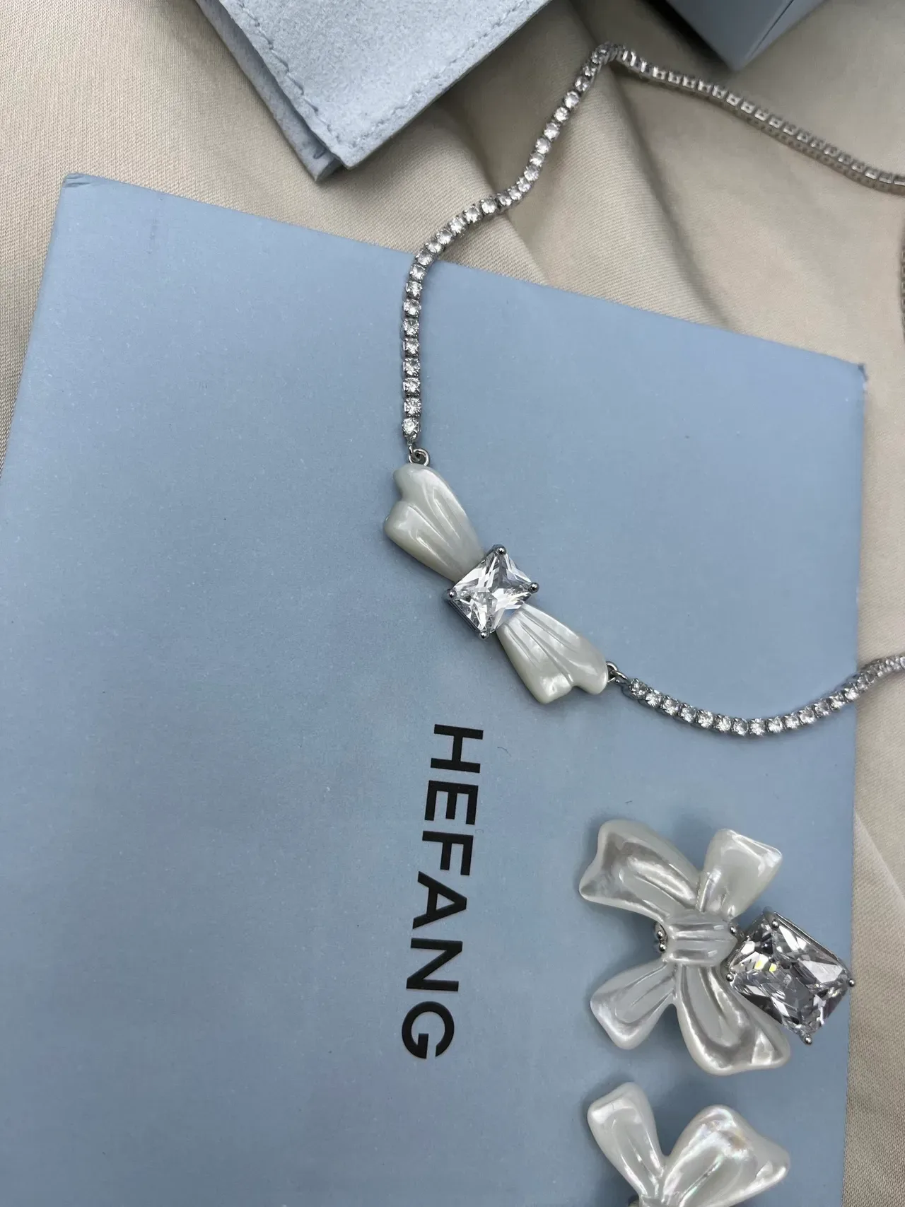 HEFANG Collier Chaîne Argent Blanc Cristaux Encrustés Nœud Nacre 4