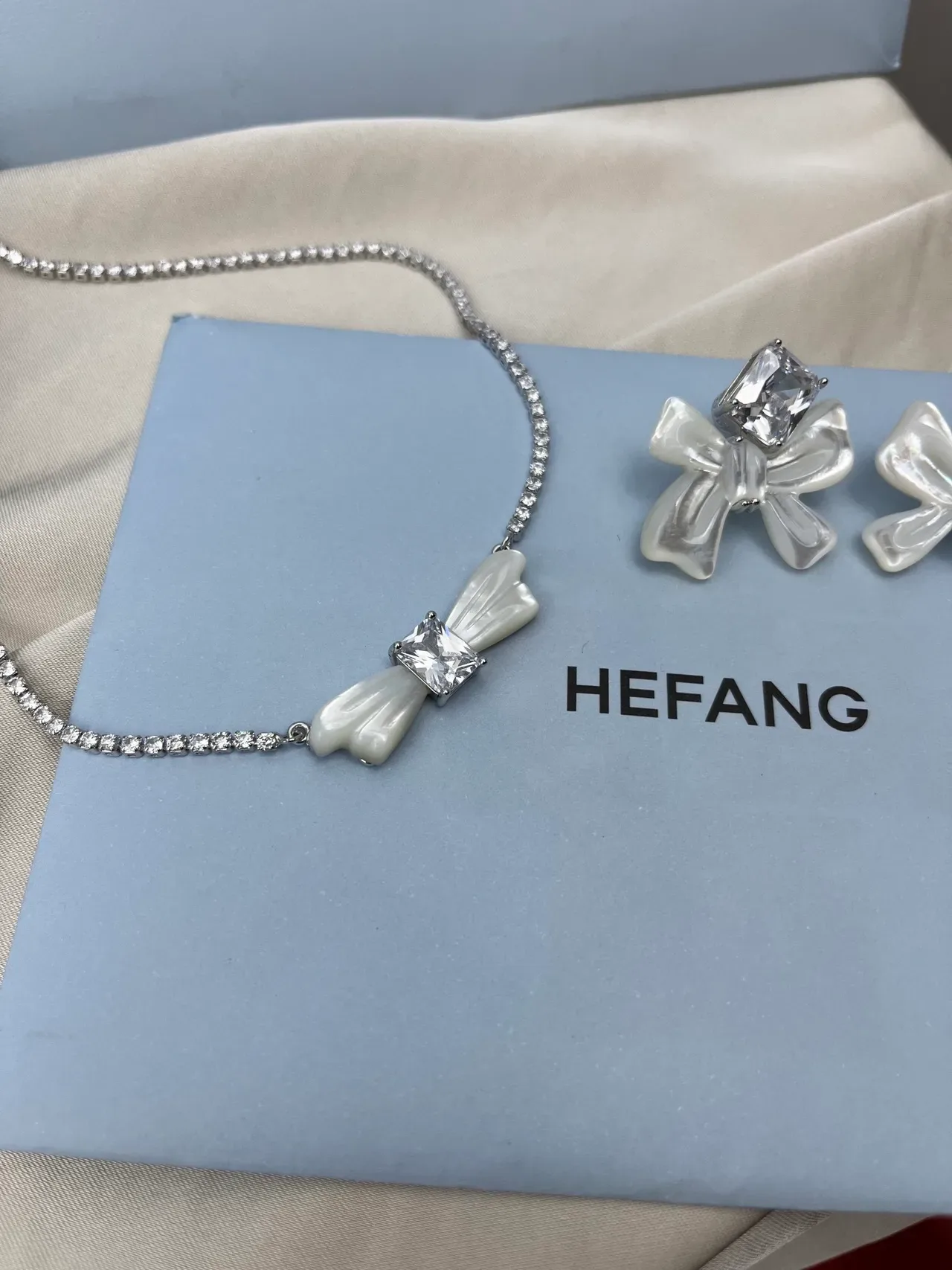 HEFANG Collier Chaîne Argent Blanc Cristaux Encrustés Nœud Nacre 5