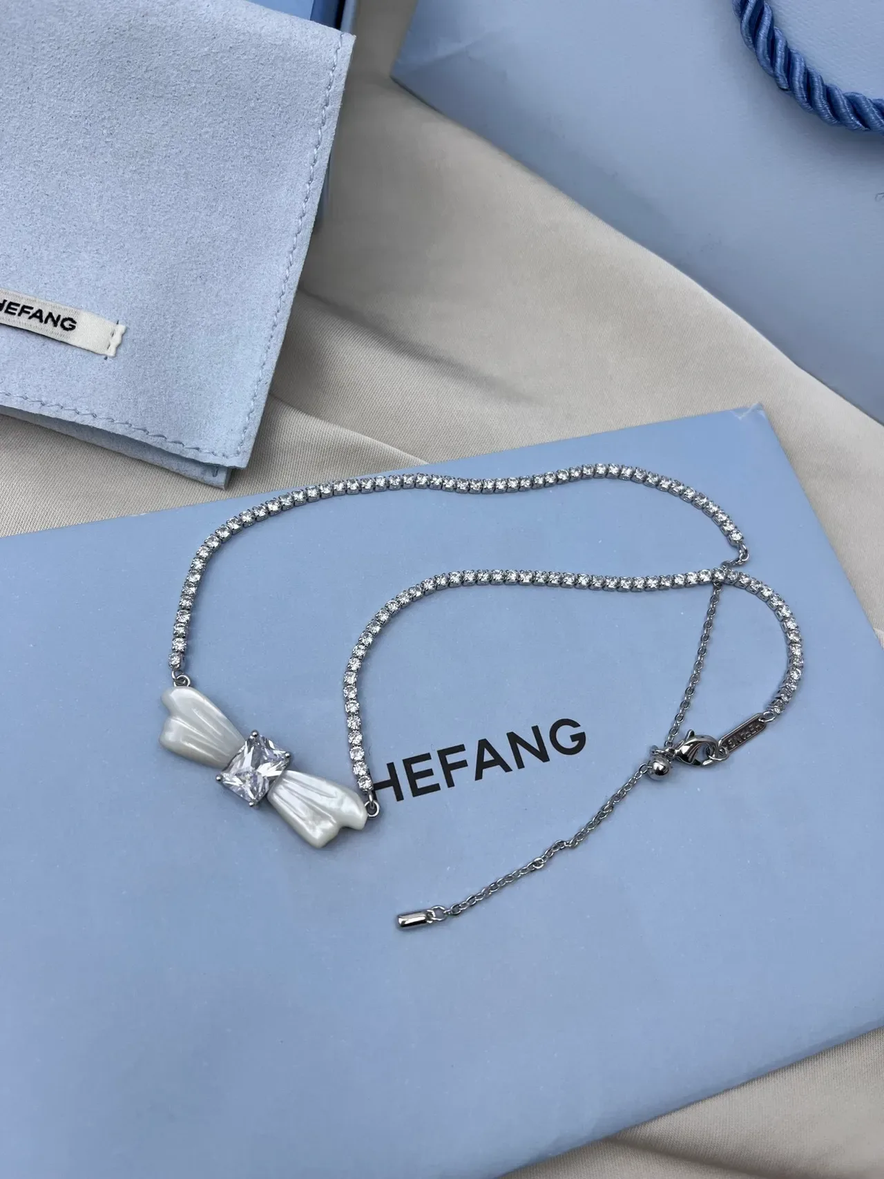 HEFANG Collier Chaîne Argent Blanc Cristaux Encrustés Nœud Nacre 6
