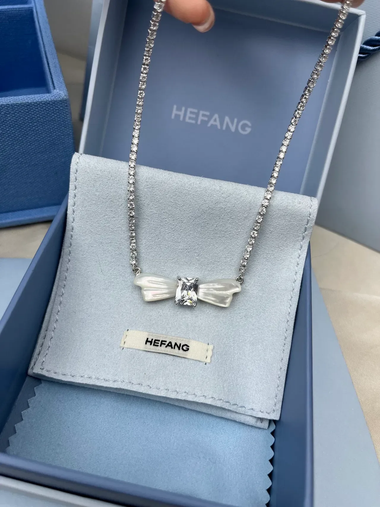 HEFANG Collier Chaîne Argent Blanc Cristaux Encrustés Nœud Nacre 9