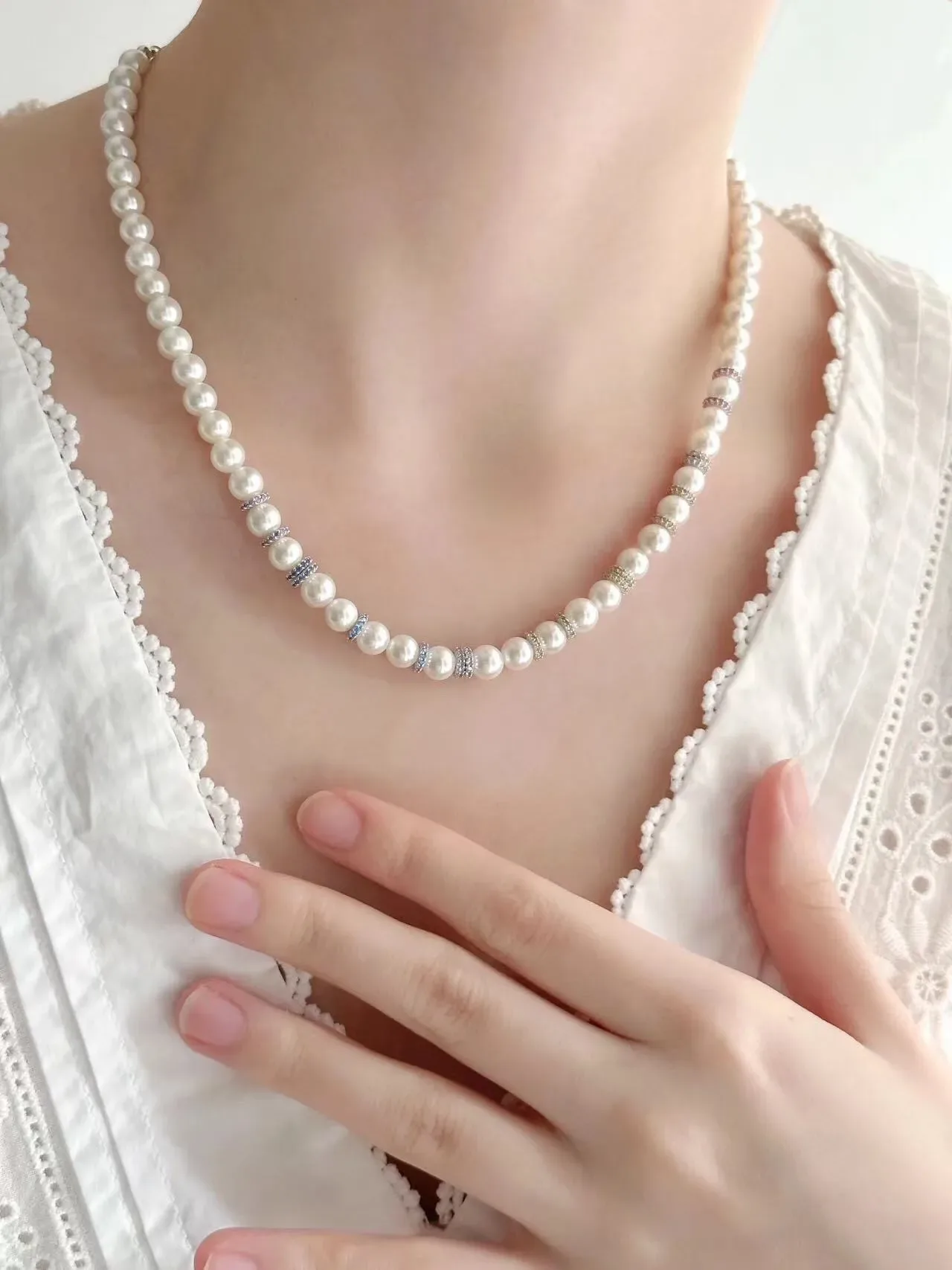 HEFANG Collar de perlas blancas y azules con espaciadores de metal multi-tono 3