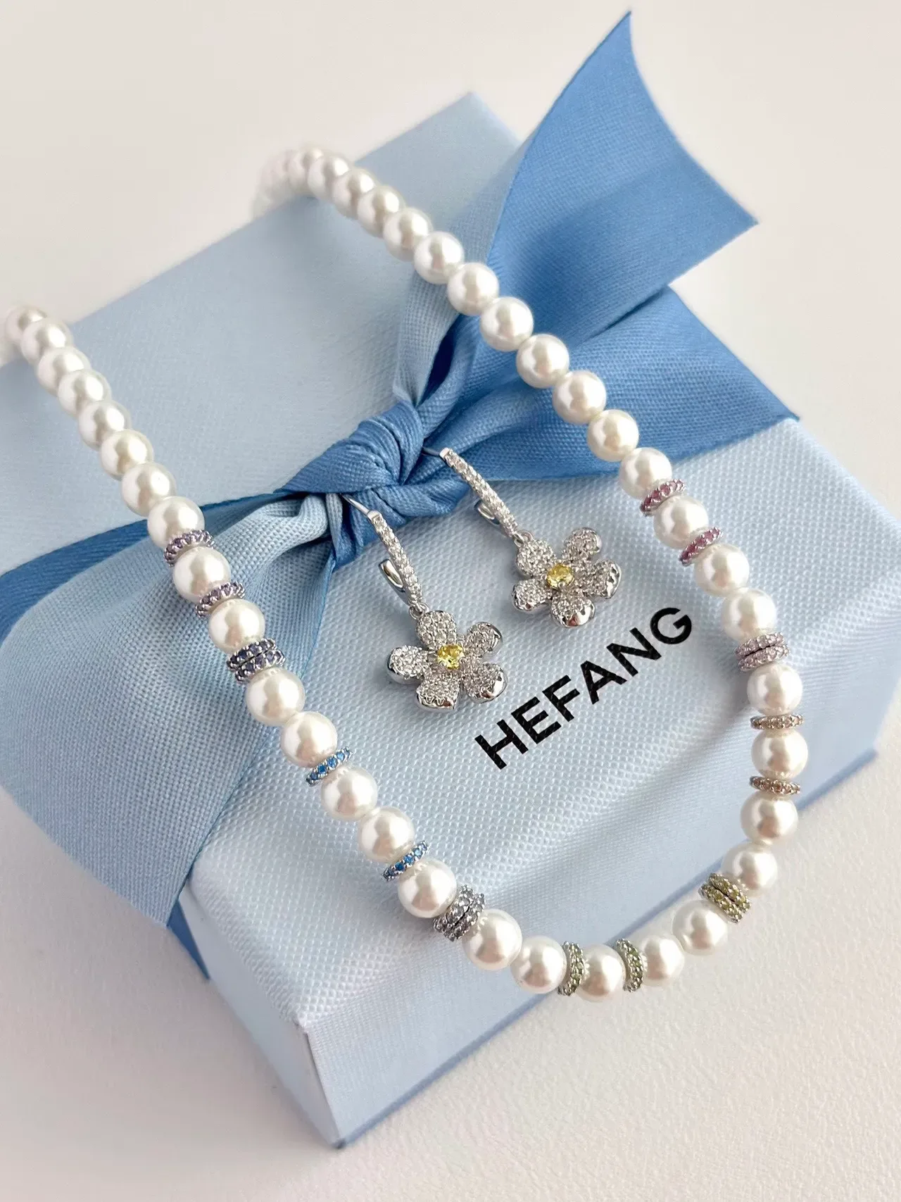 HEFANG Collar de perlas blancas y azules con espaciadores de metal multi-tono 6