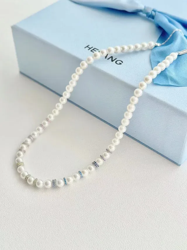HEFANG Collar de perlas blancas y azules con espaciadores de metal multi-tono 7