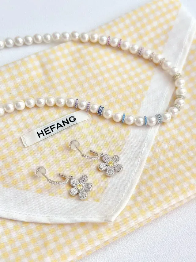HEFANG Collar de perlas blancas y azules con espaciadores de metal multi-tono 8