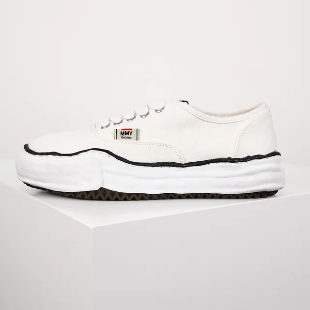 MMY Footwear White Black Canvas Upper Sculpted Midsole Sneakers 9