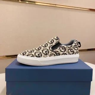 Zapatilla de deporte con estampado de monograma y apertura por el talón