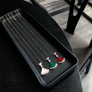 سلسلة ذهبية بتصميم مروحي مدمجة بحجارة متعددة الألوان