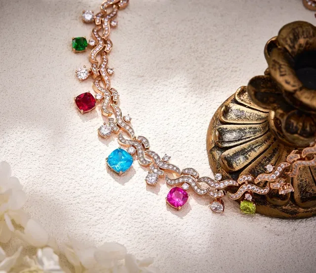 Multicolor Gold Wavy Link Design Pavé-Set Diamonds Necklace 3