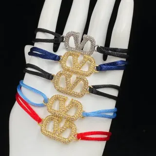 سوار تعويذات كريستال متعددة الألوان مع set pavé نمط مزدوج V متشابك