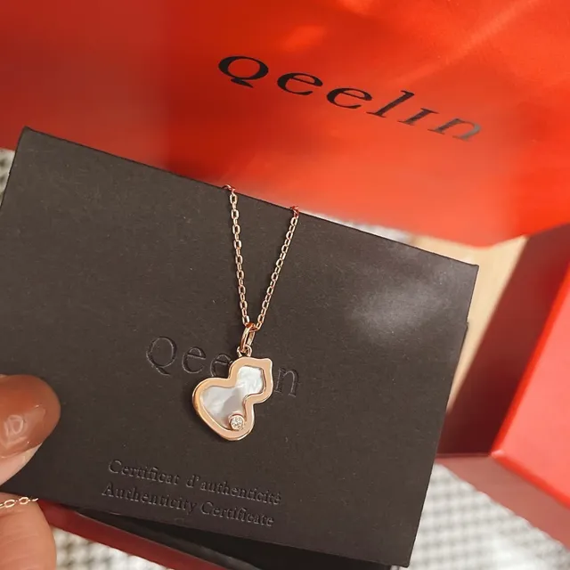 Oeelin Rose Gold Mother-of-Pearl Gourd Pendant Necklace 4