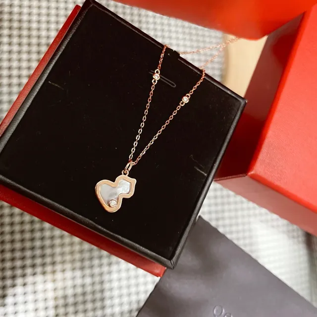 Oeelin Rose Gold Mother-of-Pearl Gourd Pendant Necklace 6