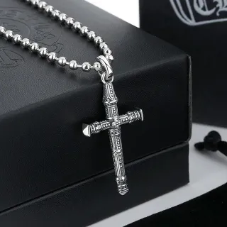 Pendentif croix orné gravé sur chaîne à billes