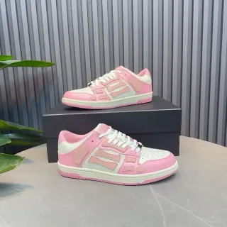 Tênis lifestyle de baixo rosa e branco com overlay geométrico