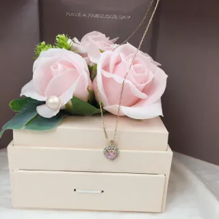 Collar con cadena de oro rosa y colgante en forma de corazón