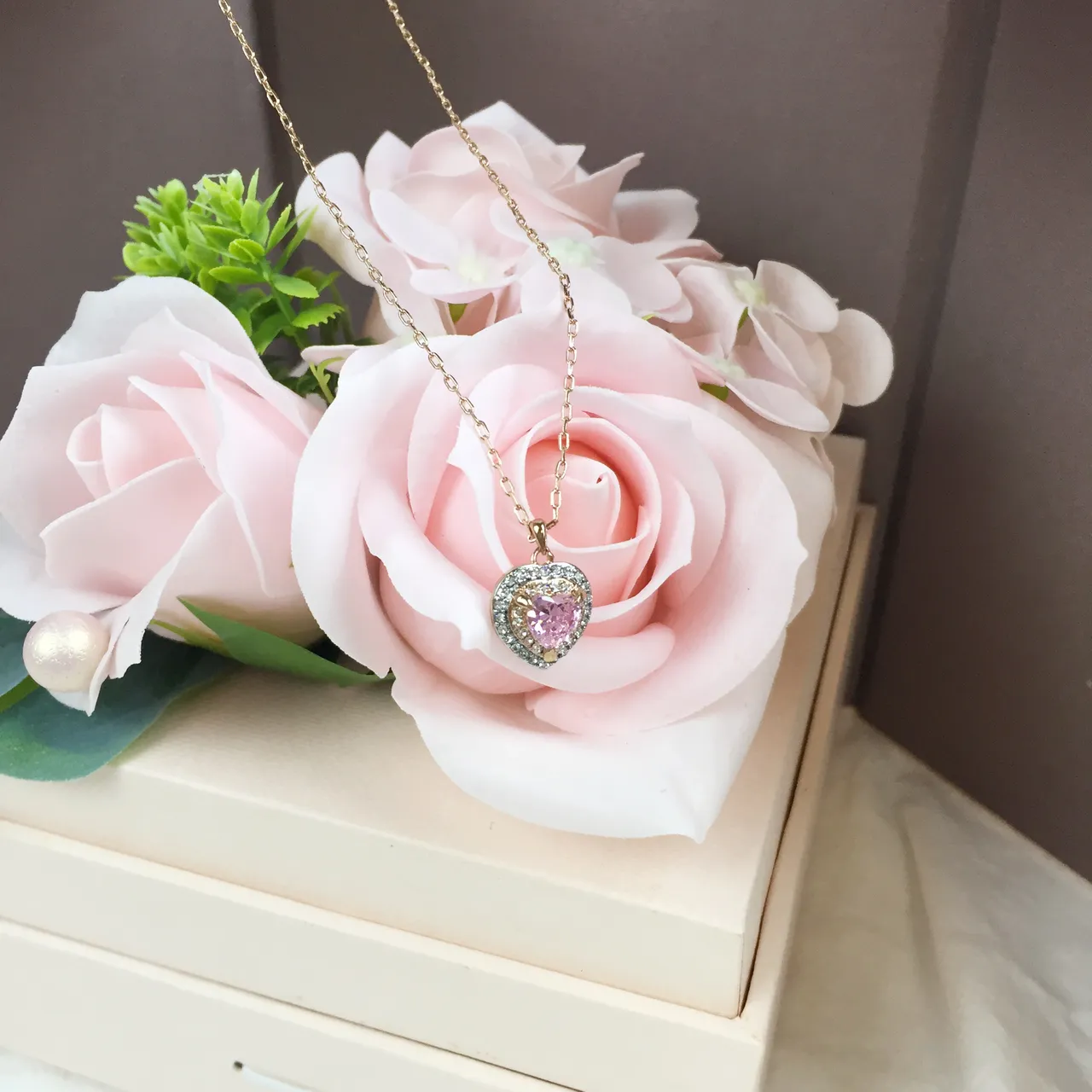 Colar de corrente em ouro rosa com pingante em forma de coração 2