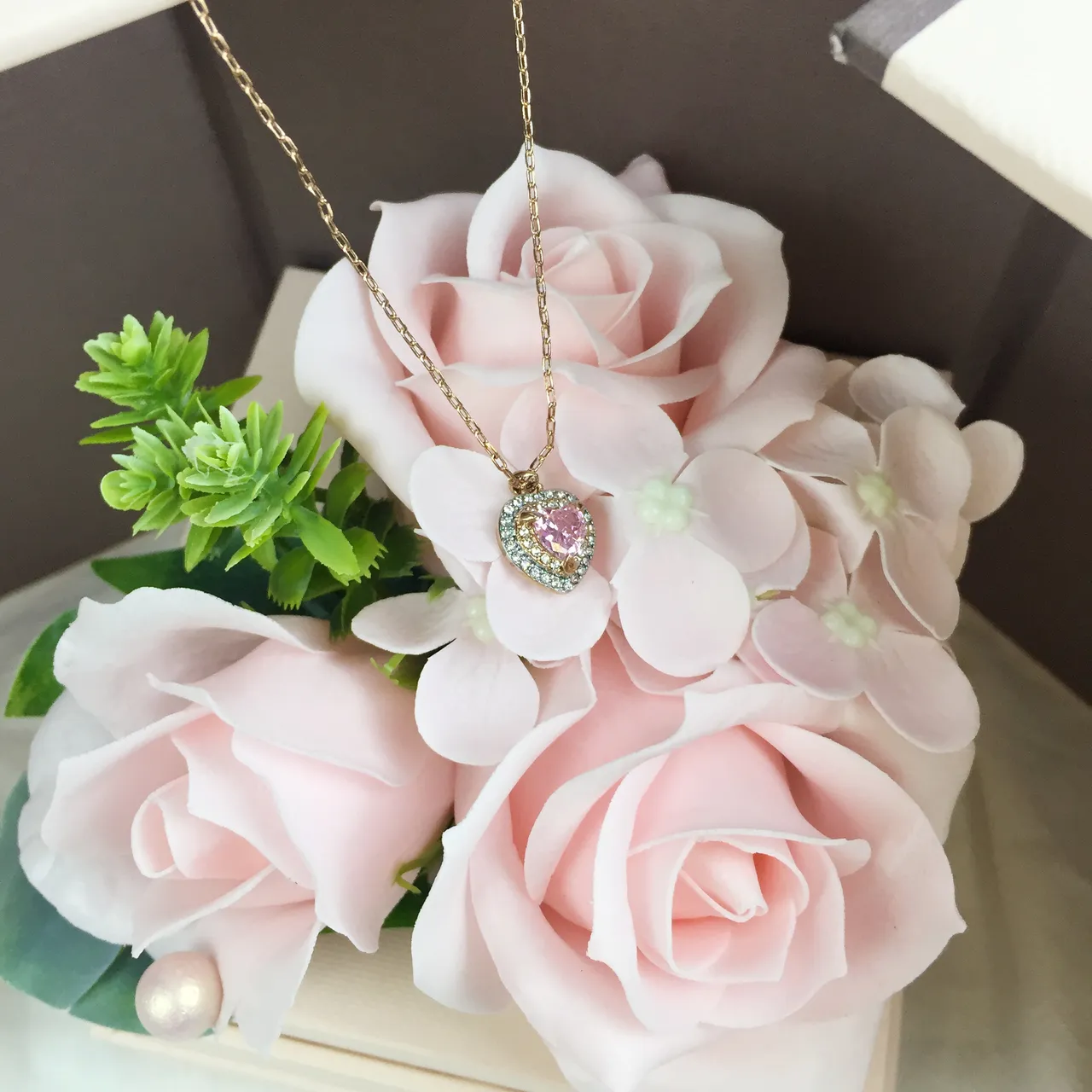 Colar de corrente em ouro rosa com pingante em forma de coração 3