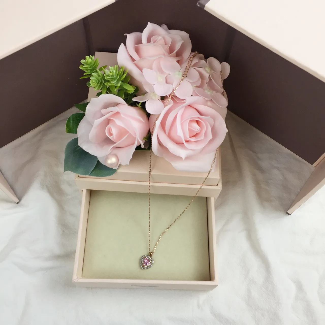 Colar de corrente em ouro rosa com pingante em forma de coração 4