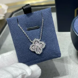 粉色银色花卉四叶形吊坠 Pave-Set 清澈石项链