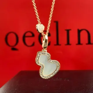 qeelin قلادة كريستالية ذهب أبيض مرصعة بالبافيه