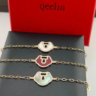 Qeelin Wulu Pulsera con forma de candado de esmalte y madreperla