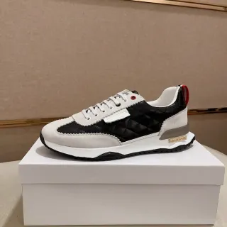 Tênis lifestyle preto e branco acolchoado