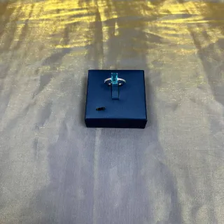 Anillo rectangular gema aqua pavé