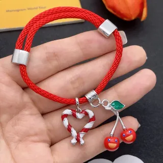 Pulsera de cordón trenzado roja con encanto de corazón esmaltado y cereza